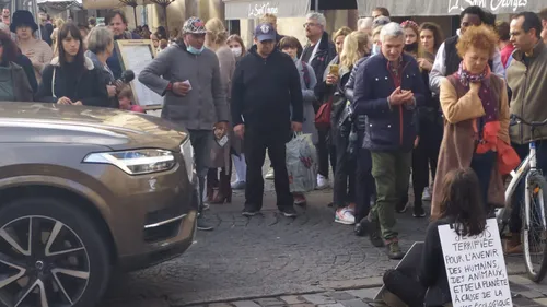 Bordeaux : Des militants écologistes s'assoient en plein milieu de...